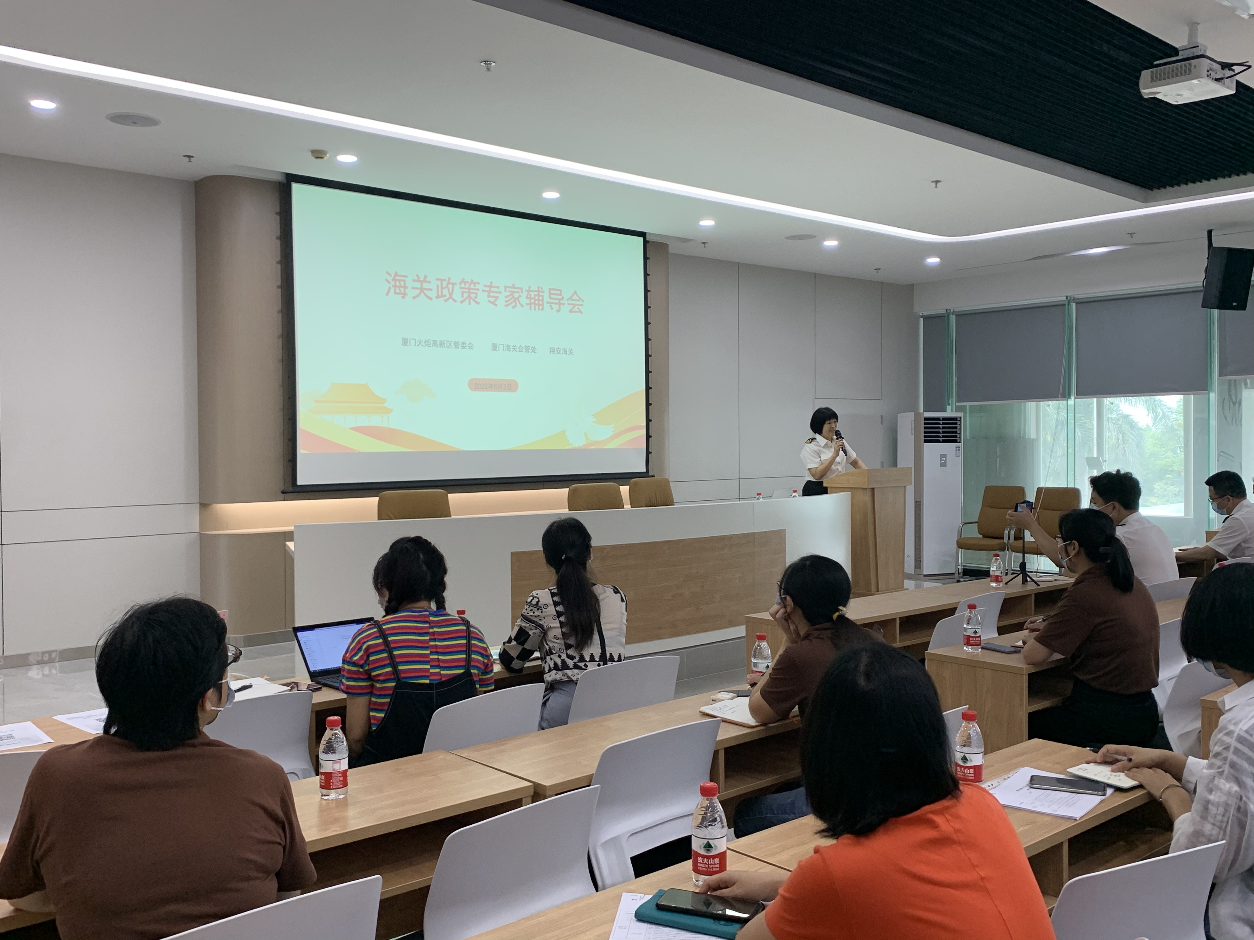 育成中心召开海关政策专业辅导会